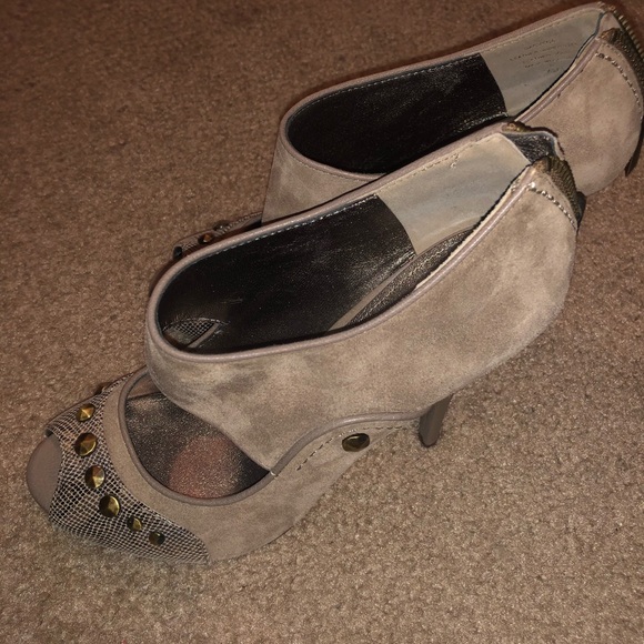 Joan & David. Leather suede. Tan heels. - Picture 3 of 6